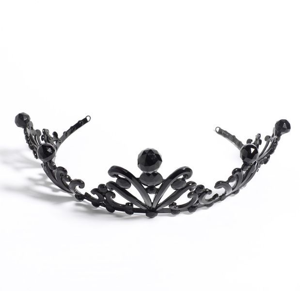 spookyloop:  defunctfashion:  Jet Mourning Tiara | c. 1880-90 Jet is the fossilised