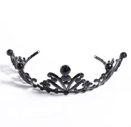 spookyloop:  defunctfashion:  Jet Mourning Tiara | c. 1880-90 Jet is the fossilised remains of driftwood. In Britain, the main source is Whitby, in Yorkshire. It became particularly popular in mourning jewellery in the mid 19th century. The custom of
