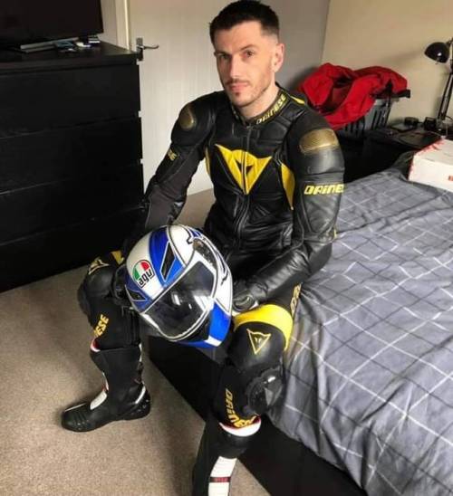 motox-ch: punkerskinhead:sexy leather biker ready for a ride