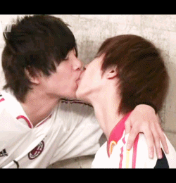 marilynnmirai-deactivated201404:  ディープキス…？  Follow for more! 4asianguys.tumblr.com