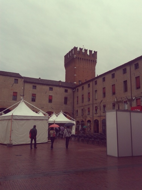 Il festival a Ferrara di Altroconsumo ha aperto le tende anche se piove, alla faccia del credere nel