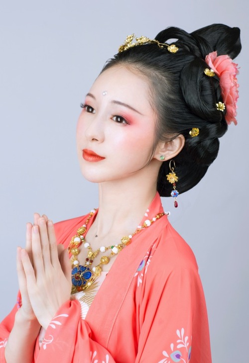 Traditional Chinese Hanfu photography via 司音儿. Handmade traditional Chinese hair ornaments and jewel