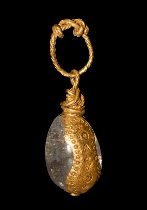 archaicwonder:  Viking Gold Mounted Crystal Pendant, 9th-11th Century AD A pendant comprising a piri