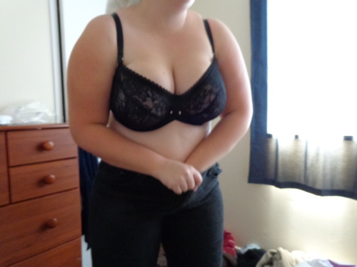 crystalpistolbangbang: getting changed   Curves! I want women with some meat on those bones!!!!