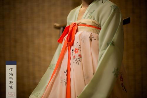 moonbeam-on-changan: Ruqun(襦裙), a common type of Chinese hanfu in Tang Dynasty style. Photos by 江南桃花
