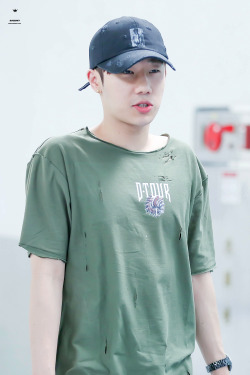 annadream: infinite-juliet: 160812 Infinite Kim Sunggyuat Gimpo International Airport© douerkydo not edit, crop, or remove the watermark WHAT THE FUCK IS THIS OUTFIT PLESE TELL ME WHY  