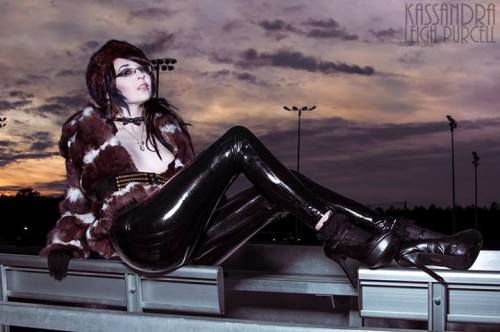 latexandfetish:  (via Kassandra Leigh - Lazy Sunday: At the Park.) 