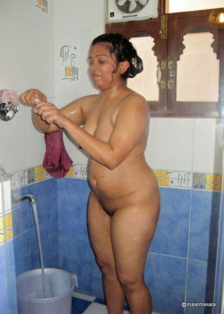 Do you bathe squatting like this too Sonia!?