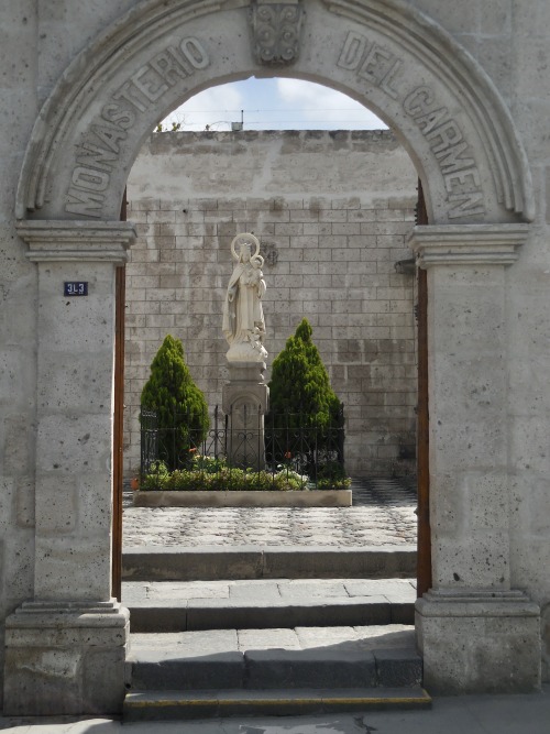 Las Puertas de Arequipa XXXII - Puerta abierta al patio de entrada del Monasterio del Carmen, 2017.