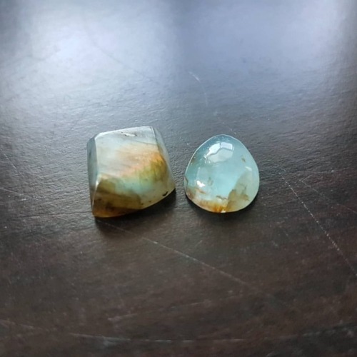 Today’s lapidary spoils! Left is a pretty labradorite, right is a lovely coloured aquamarine. 