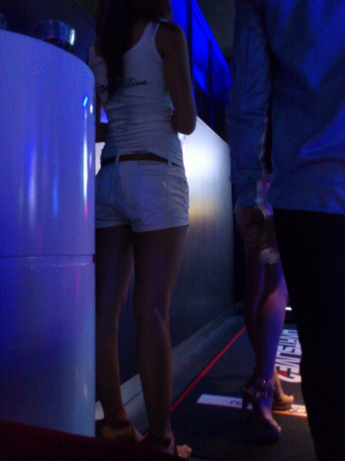 dailypublicfeet: the girl at iDarts Hive at QV