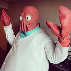 arseniccupcakes:  supamuthafuckinvillain:  cosplay-gamers:  Frank Ippolito and Tested have teamed up to create this lifelike replica of Zoidberg from Futurama! Watch the Making of Zoidberg  This is terrifying  I need a bath 