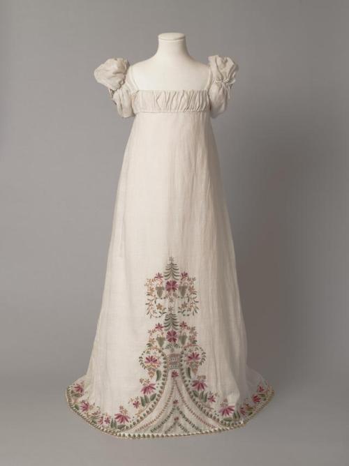 history-of-fashion:1812-1815 Dress (England)muslin embroidered in wool(Victoria and Albert Museum)