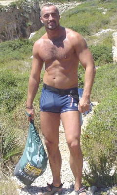 daddybuzz:  bulgeb:  Big Bulge       @bulgegrab  Who wouldn’t like to see that walking down the beach.   I&rsquo;d be at that beach every day waiting for him to come along - WOOF