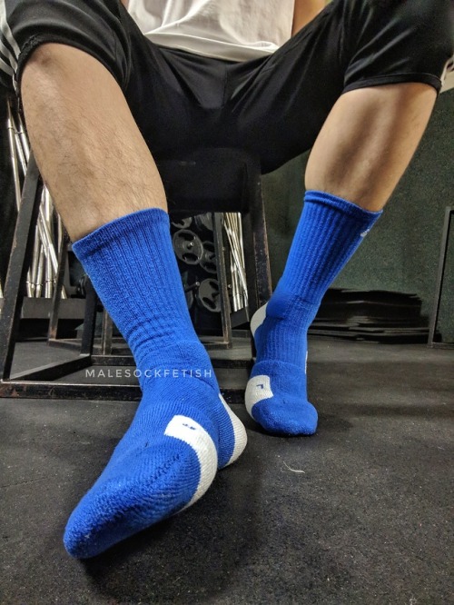 malesockfetish:  Blue gym socks into the rotation