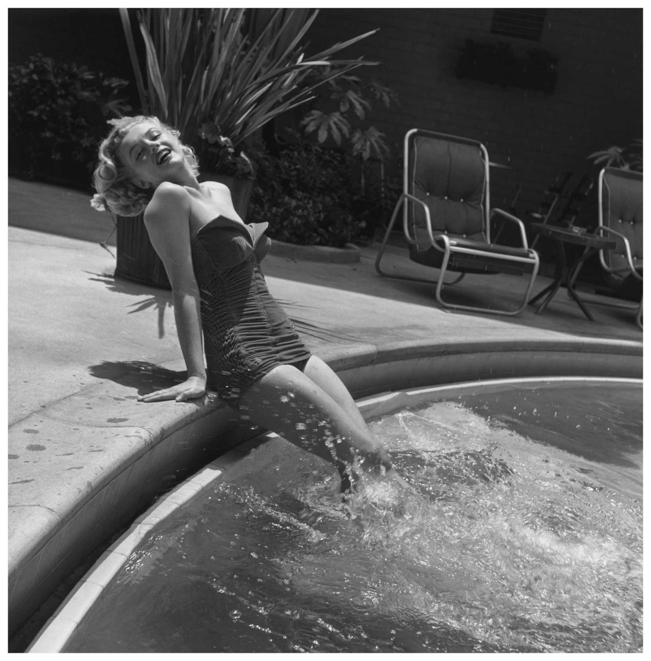 twixnmix:  Marilyn Monroe poolside at The Beverly Carlton Hotel, 1951.  Photos by