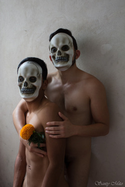 santymito:    “Death Is Full Of Eroticism”   Para el habitante de Nueva York, París o Londres, la muerte es la  palabra que jamás se pronuncia porque quema los labios. El mexicano, en  cambio, la frecuenta, la burla, la acaricia, duerme con ella,