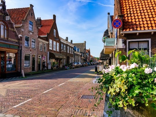 Als schilder uit Monnickendam en omgeving zijn wij u graag van dienst voor al uw binnen- en buitenschilderwerk. Wij verzorgen voornamelijk kleine en middelgrote onderhoudsopdrachten voor woonhuizen.
Daarbij leveren we onze klanten een goede kwaliteit...