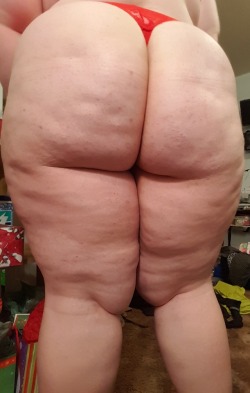 bigbootypandamoo:  No thigh gap here 😘