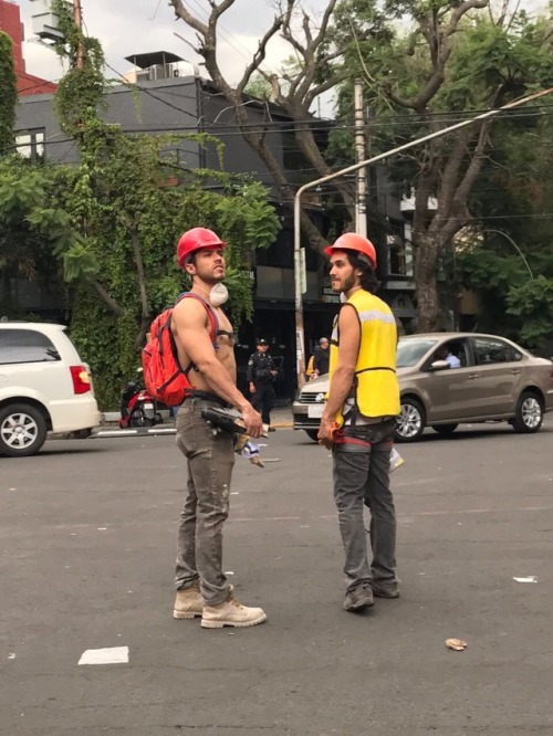 guyscollector:  Rescatistas en la Ciudad de México