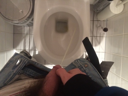 sk8erpigvienna:  little bit of pissing at porn pictures