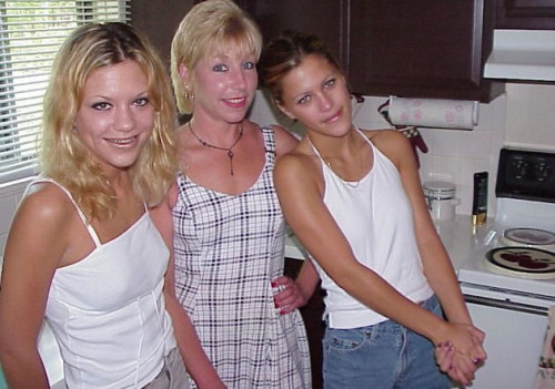 Porn Pics oufrontis:  Aunt Connie and the Cousins!