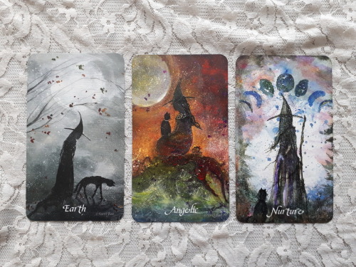 Earthly Souls & Spirits Moon Oracle: Foss, Terri: 9781646711130:  Amazon.com: Books