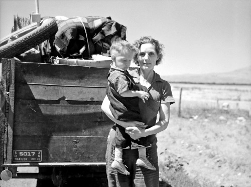 tri-ciclo:  Arthur Rothstein - Drought refugees from South Dakota, Montana, 1936 
