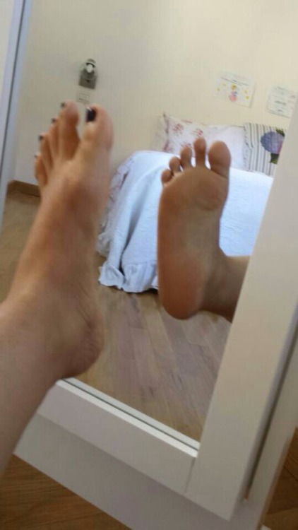 these are all the girls who send me pictures of their feet