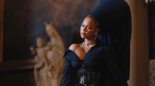 yonceeknowles:Family Feud Music Video featuring Jay Z, Beyonce and Blue Ivy to be released on Decemb