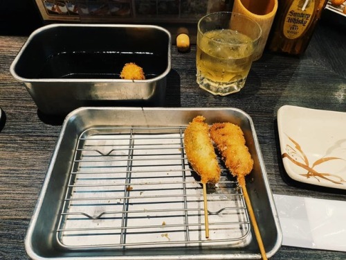 Kushikatsu+Ajiwai Umeshu串かつ + あじわい梅酒 (at 新世界・通天閣・ジャンジャン横丁)www.instagram.com/p/BzAbDCrnfnIs8E