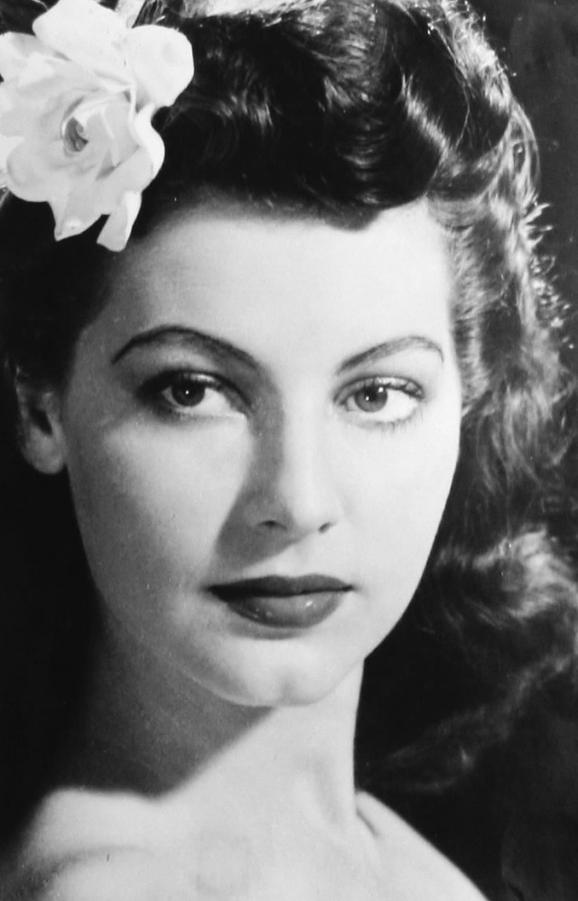 moderngrease:  Oh Ava ! Ava Gardner - Raven haired beauty