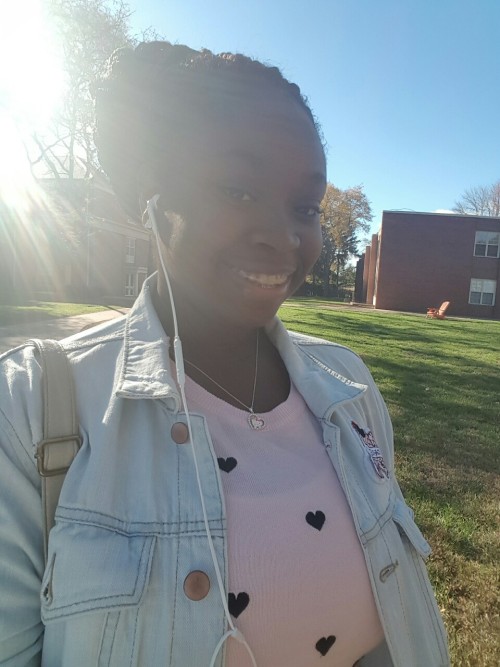 pin-upgal:  Damn, I’m cute 😏. Happy blackout!
