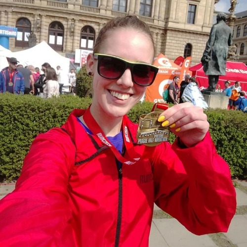 veselý rajče #praguehalf 21km za 1:41:56! #run #running #runner #runnergirl #happy #smile #red #toma