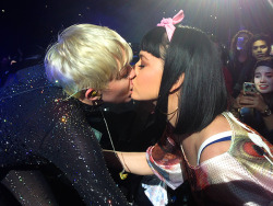 aliciaaadanielle:  newblkkkskkknhead:  miley cyrus kisses katy perry 2014 bangerz tour  Miley’s mouth is open