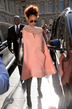 smokingsomethingwithrihanna:  Dior Fashion Show (Oct. 2) 