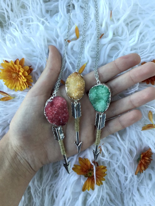 dayzea:  New! For my long necklace lovers. An electroformed druzy quartz crystal paired with a dangling arrow pendant wrapped in twine. On a 27″ chain sitting right below the chest for most. Only 3 available for now. ห. www.shopnomadheart.com 