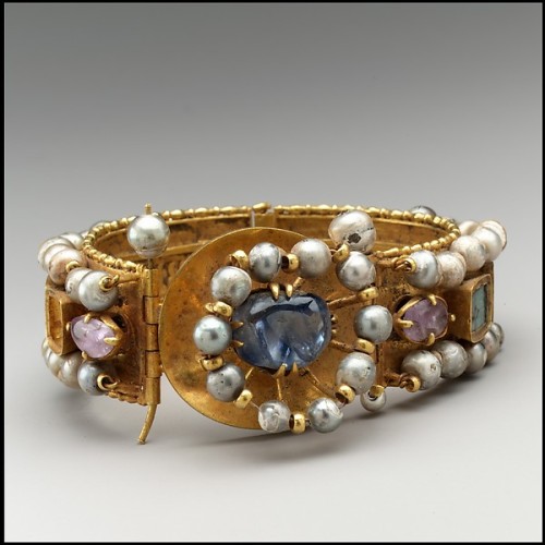 heaveninawildflower:Jewelled Bracelet (500-700, Byzantine).Gold, silver, pearl, amethyst, sapphire, 