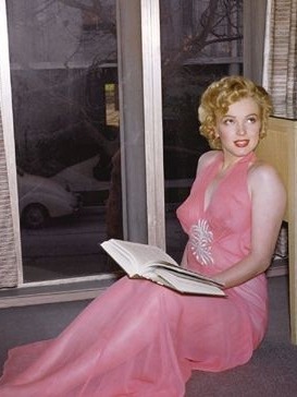 princess-lointaine:marilyn monroe and pink