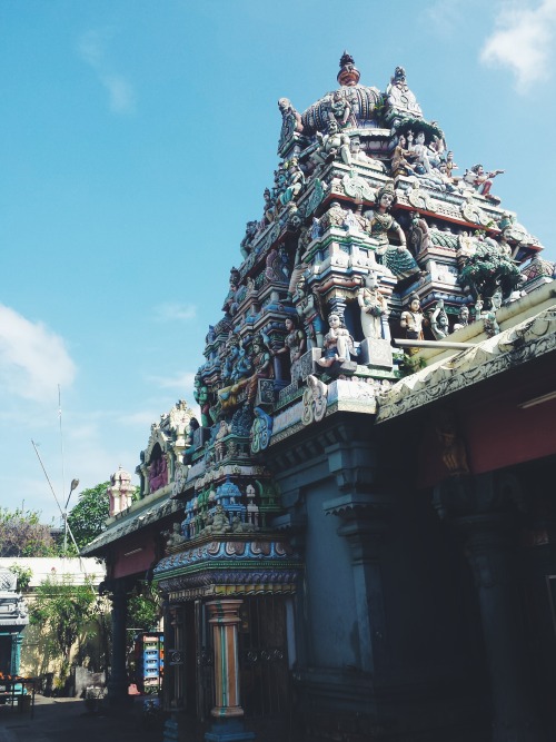 televisionofnomads:Hindu Temple, Colombo