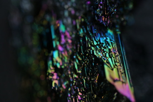 Unedited macro shots of a silicon carbide crystal (carborundum)tumblr | Instagram | Etsy Shop