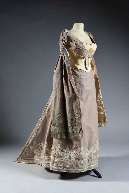 Evening dress, 1890′sFrom Coutau-Bégarie & Associés