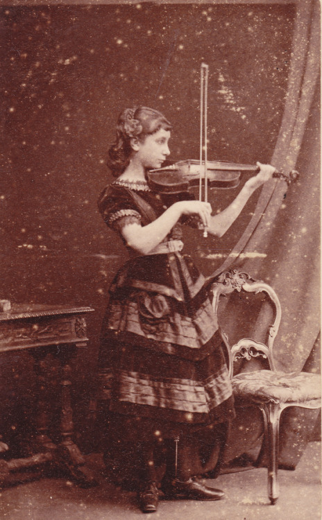 vintageeveryday: Music in Victorian Era – Vintage pictures of women playing musical instrument
