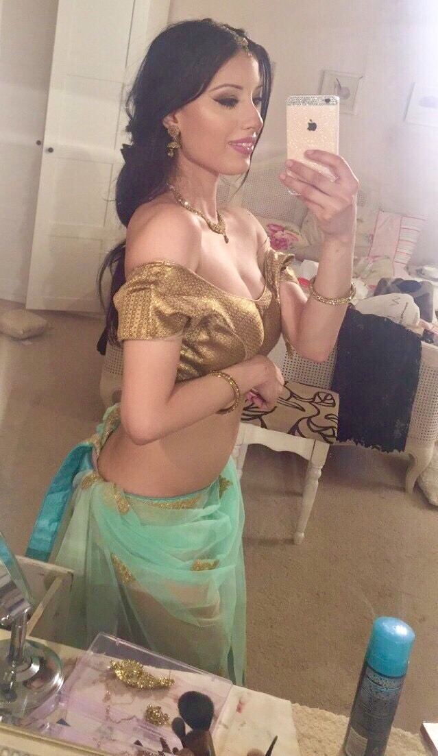 londonsdirtiest:  sexysouthasians:  Desi BOMBSHELL 😍😍  https://LondonsDirtiest.tumblr.com