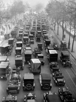 fuckyeahmodernflapper:  London, traffic jam