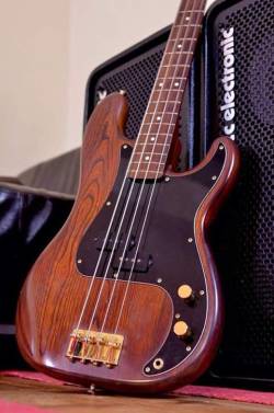 fuckyeahbassguitars:  Fender P with a Walnut