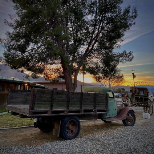 36 flatbed.. . . . #flatbed #1936 #ranchtruck #patina #throughmyeyes (at Weldon, California) https:/