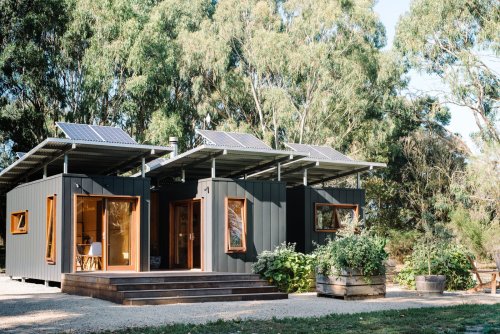 Amy Plank and Richard Vaughan‘s Home, Wattle Bank, Australia,Formed by three 20′ sh