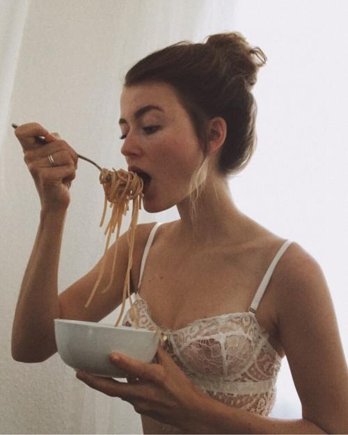 withalionheartandalevelhead:Always reblog. Love a woman that can throw down on some pasta