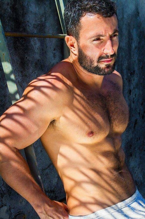 furrypty:  A blog to indulge your senses with the beauty of the male shapes.